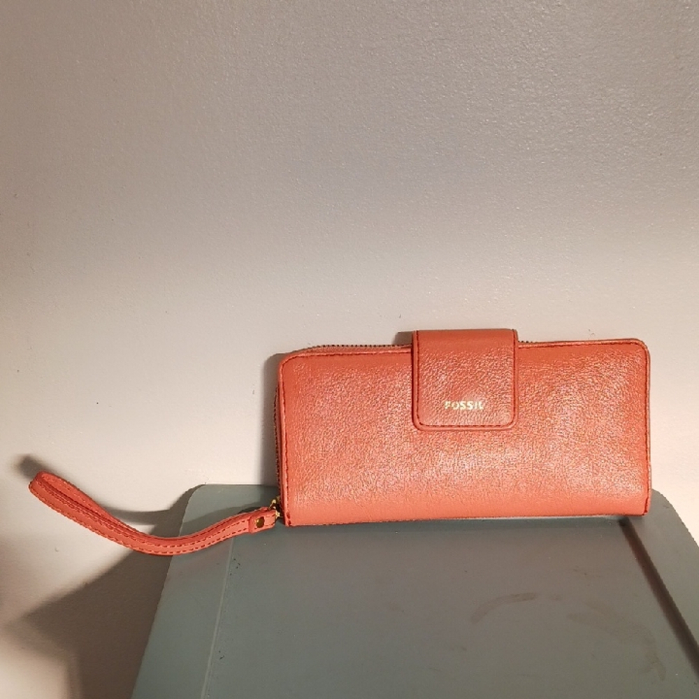 Nwot Fossil Coral Wristlet Wallet